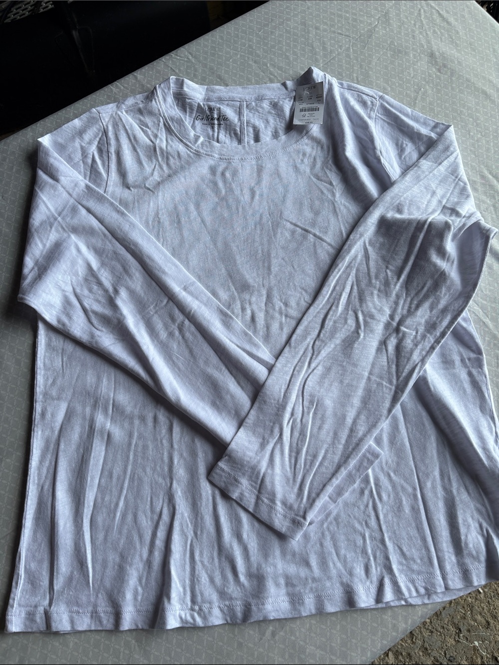 Women’s White Long-Sleeve Crewneck Shirt